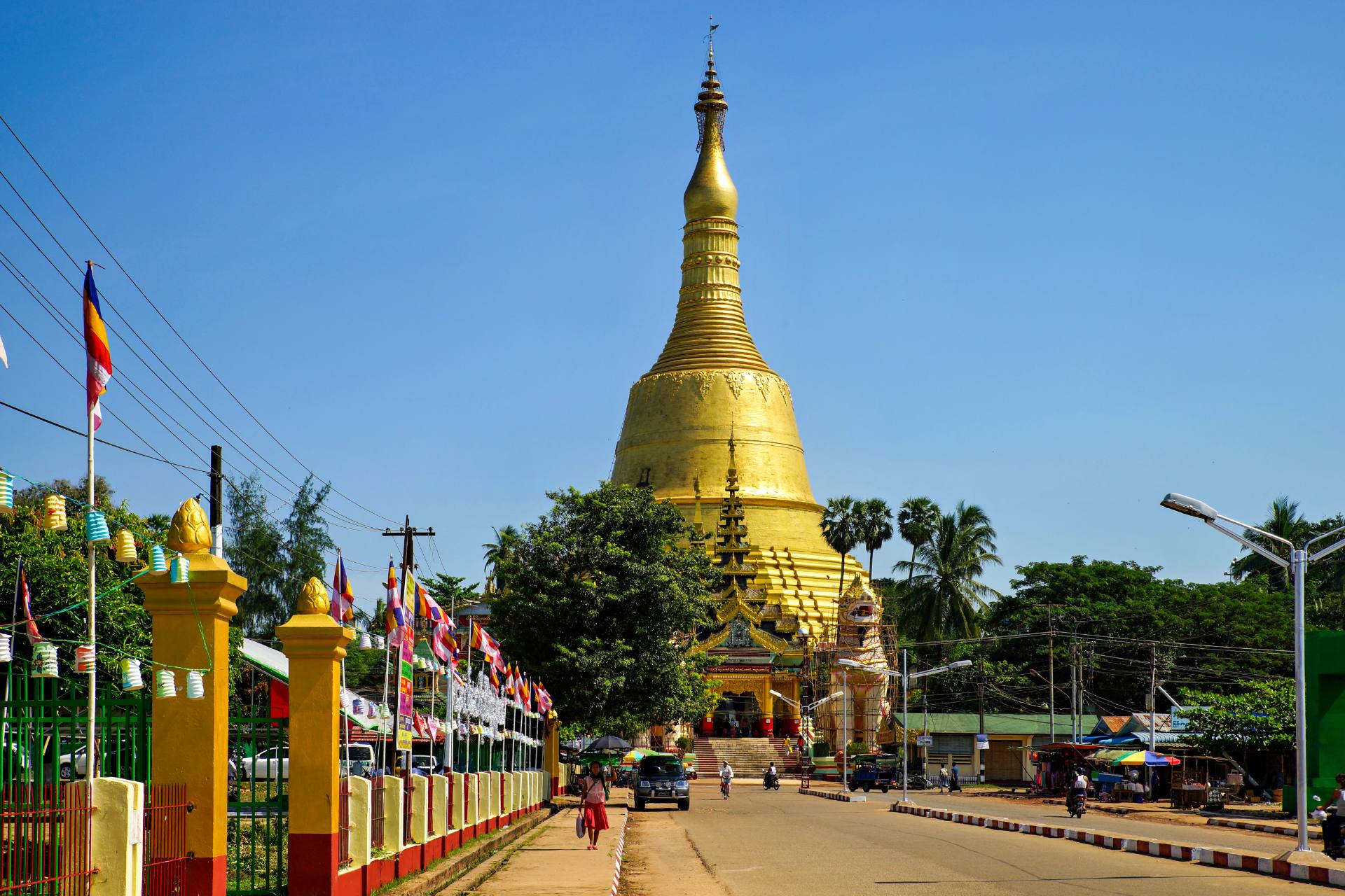 Die Mon Pagode Shwe-Maw-Daw wird oft als Tempel des goldenen Gottes bezeichnet. Mit 114 Metern Höhe ist sie die höchste Pagode des Landes, obwohl die Shwedagon-Pagode in Yangon als die höchste Pagode Myanmars gilt. Nach den Pagoden Shwedagon und Kyite Pun ist sie die berühmteste Mon-Pagode. Das jährliche Pagodenfest ist ein 10-tägiges Fest im burmesischen Monat Tagjo.
